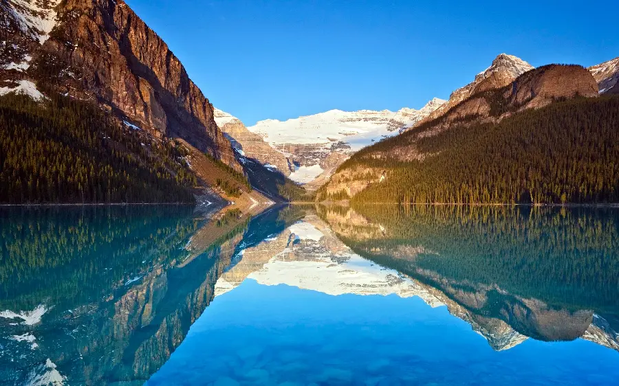 HD photo of beautiful and spectacular lakes in Canada