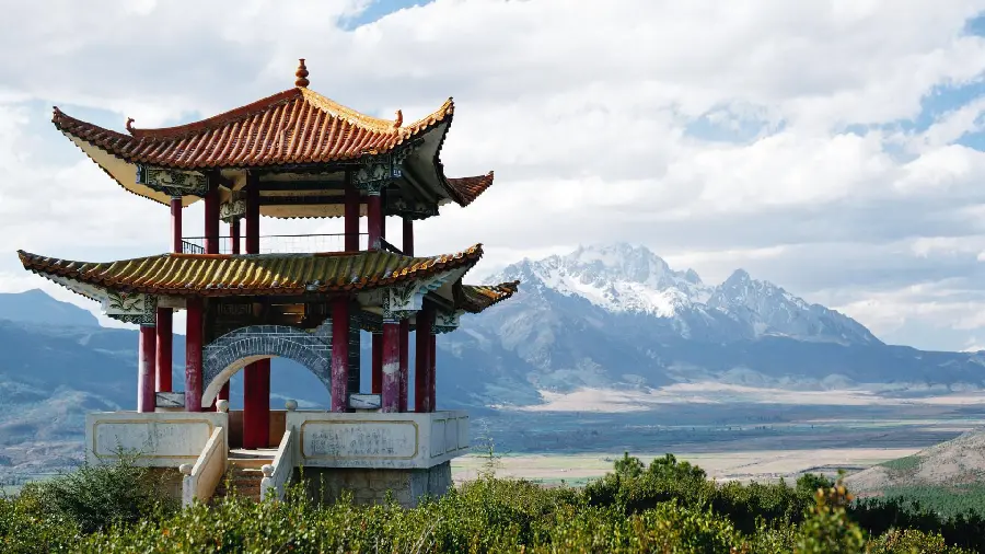 Picture of a small temple in the beautiful and charming nature of China