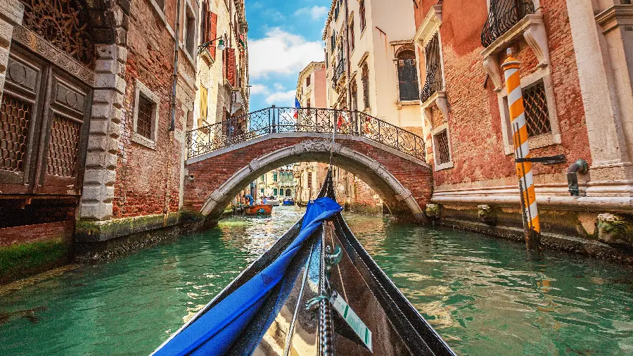 Download wallpaper of Venice, Italy in the water canal