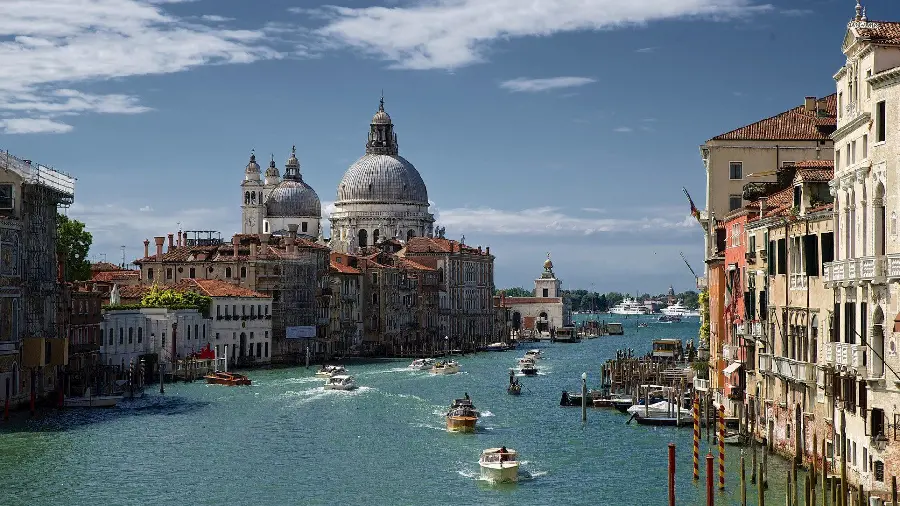 A unique photo of the urban space of Venice