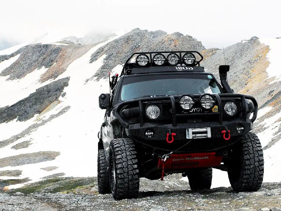 8k off-road car wallpaper