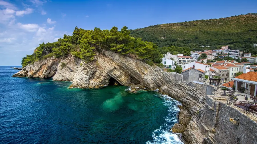 Beautiful wallpaper of beautiful houses next to theBlue Ria