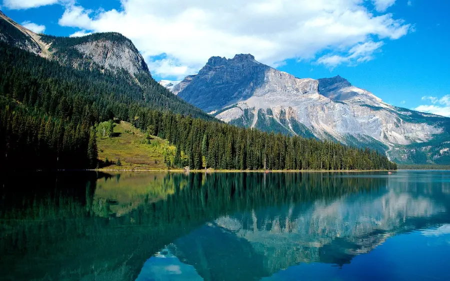 Beautiful photo of lake and mountains Vancouver Canada