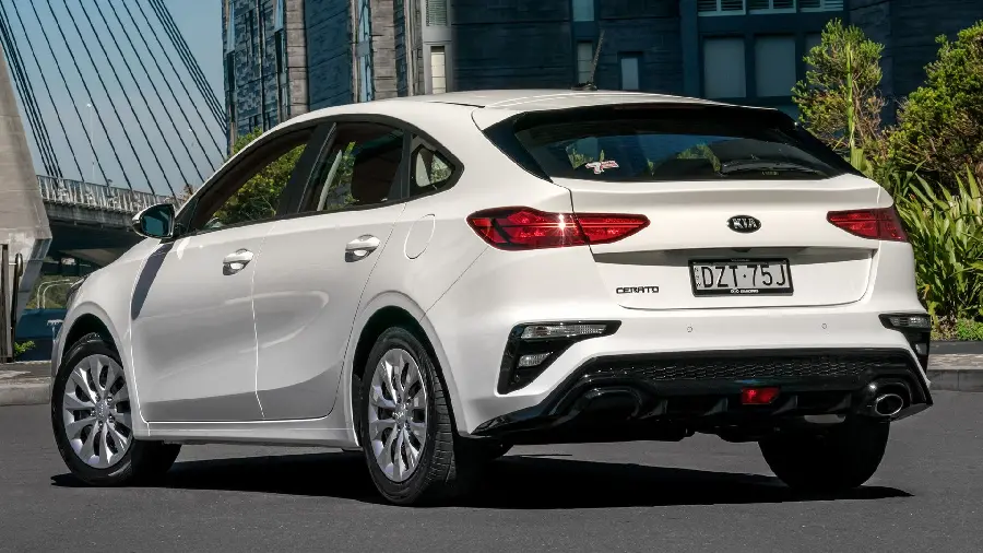 Photo of the rear view of the white Kia Cerato