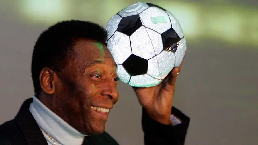 Photo of Brazilian football legend Pele in old age with a soccer ball