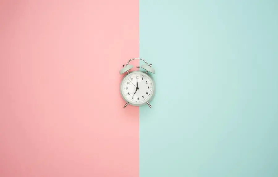 Download Beautiful Photo of Alarm Clock in Blue Pink