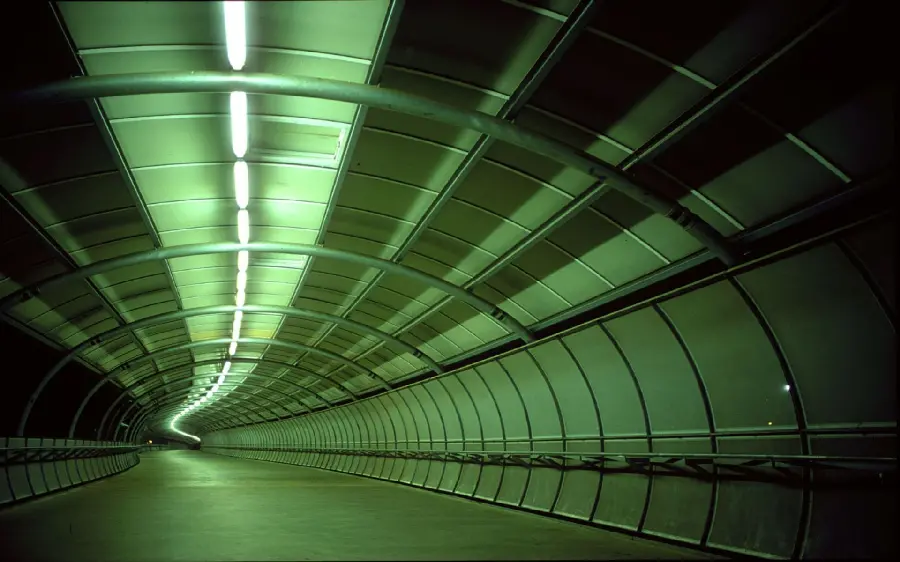 Photo Long, sturdy underground tunnel with a luminous green color theme