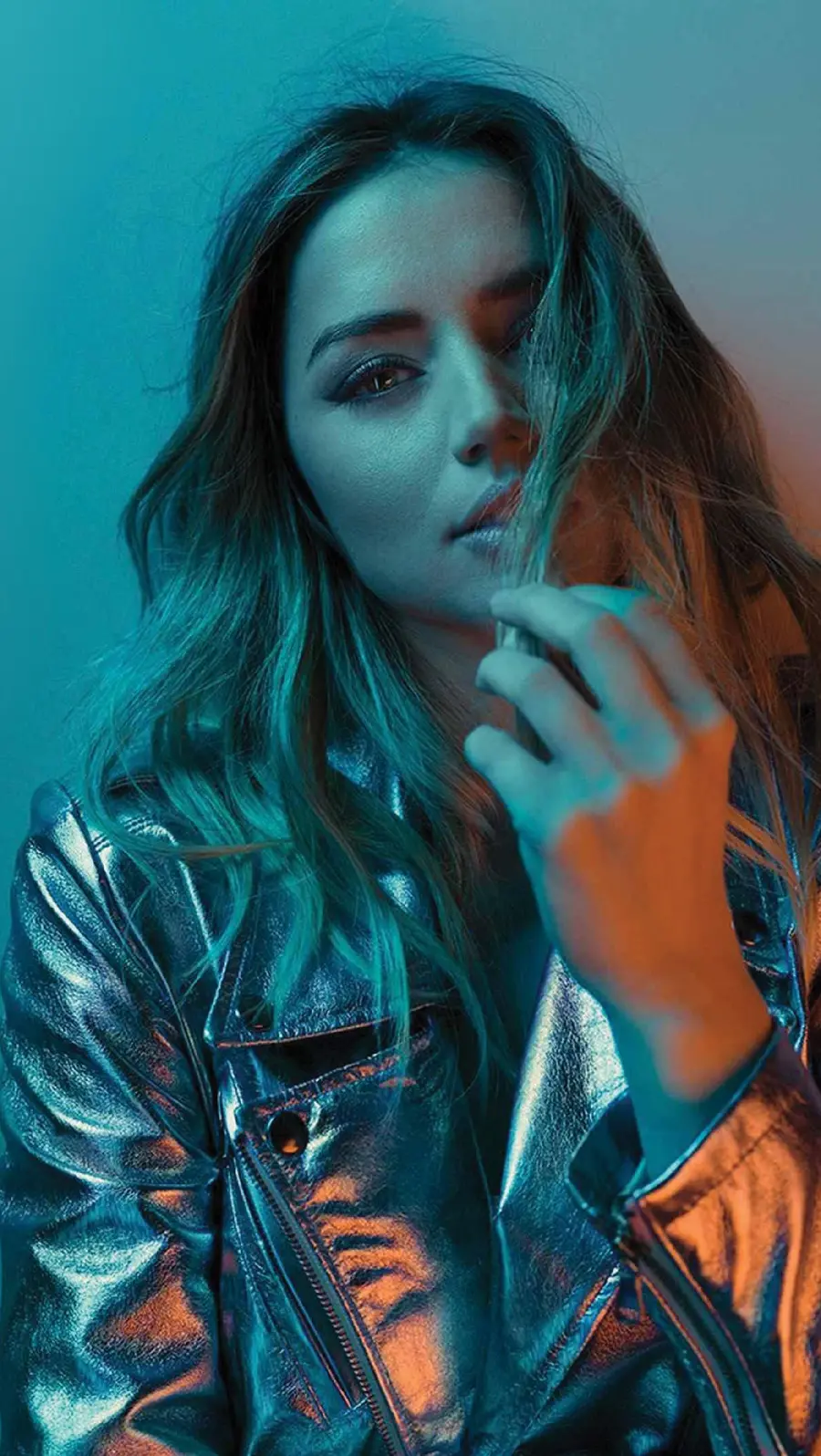 Ana de Armas's dreamy look with a special holographic jacket