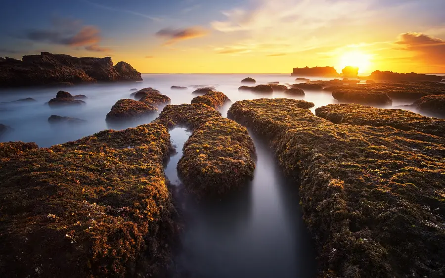 Download the relaxing sunset background at sea