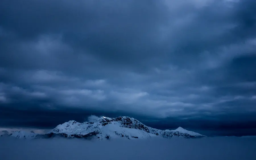 Free download of a snowy mountain in the fog for computers