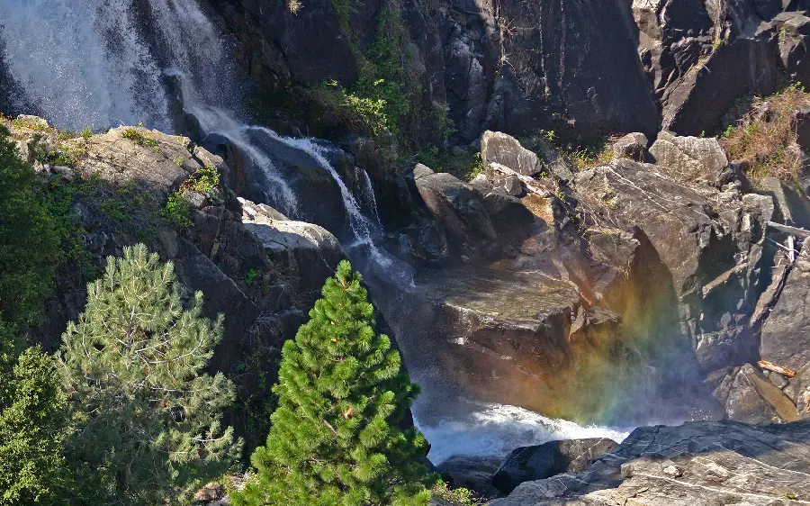 Special Photo of a Small Rainbow The end of the clear waterfall 8K