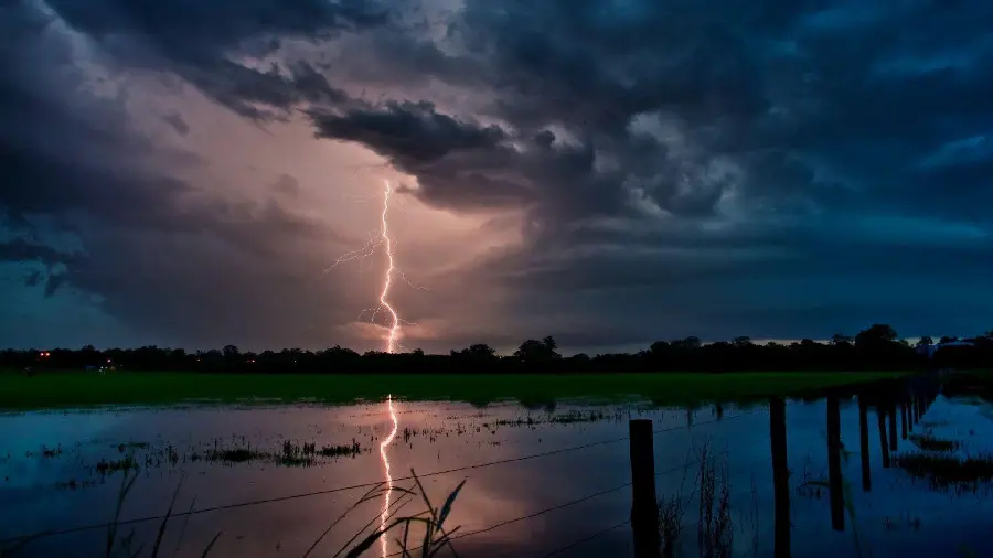 Awesome lightning photo by the water in very good quality 