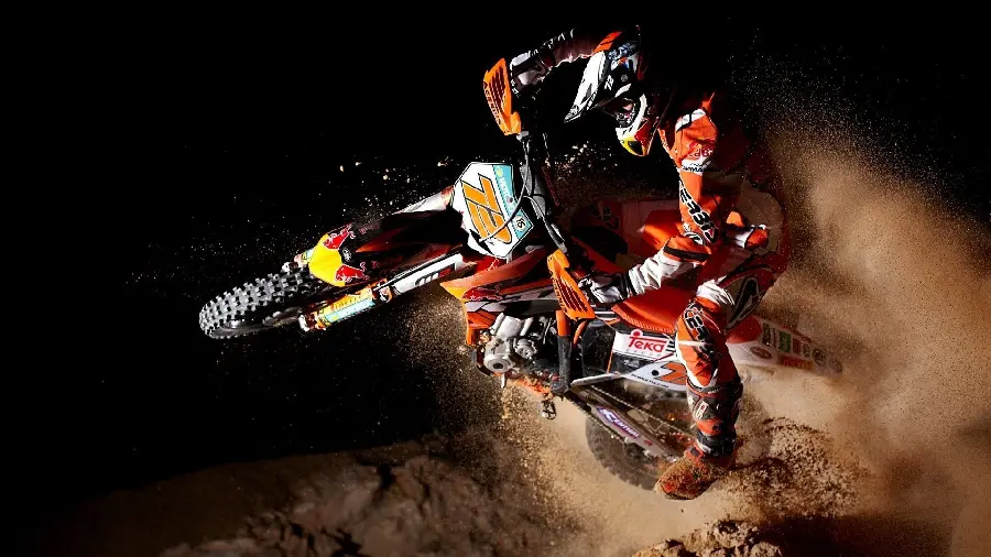 Wallpaper of the attractions of the Motor Trail with a black background