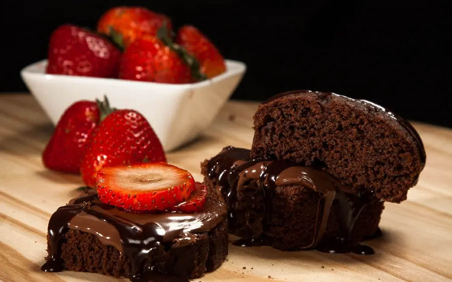 Photo of cocoa cake with tempting strawberry decoration