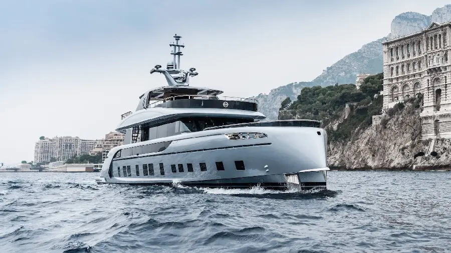 The Most Luxurious Yacht Photo with Attractive Silver Color