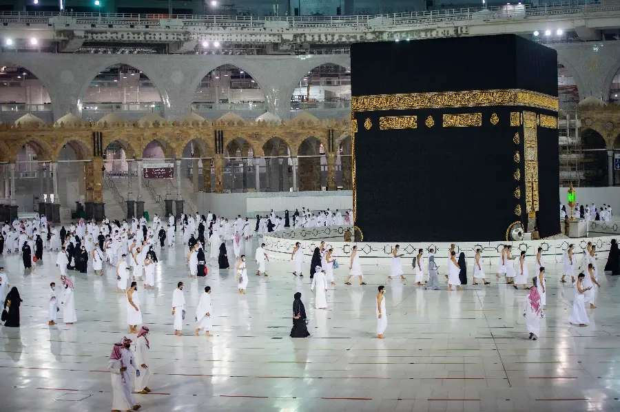 A relaxing picture of the secluded Kaaba in the night of Mecca