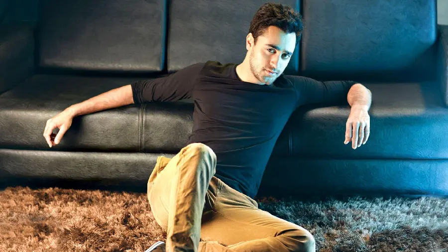 Download a high-quality photo of a handsome foreign boy for a profile