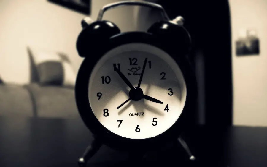 Black and white Telegram profile picture with a desktop clock design