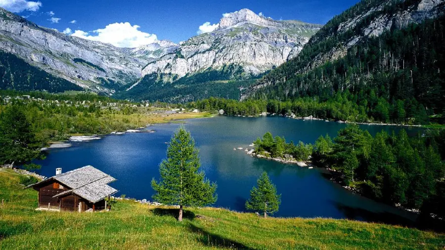 Swiss Nature Tourist Lake 4K Image
