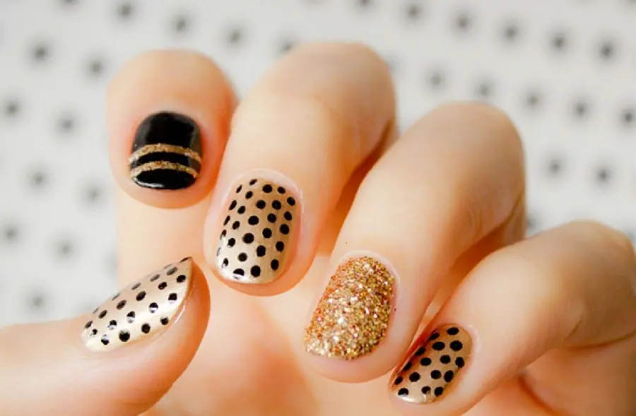 Short gel nails with a cute and cute black and gold minimalist design