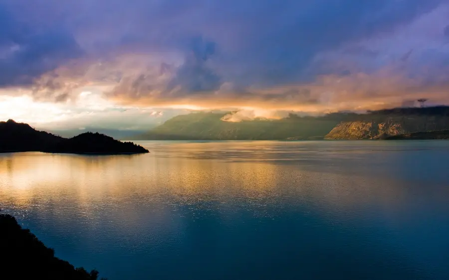 Admirable sea sunset profile with yellow and blue halo