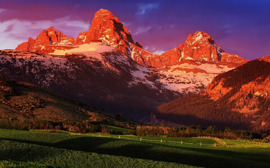 Wallpaper of the American Snowy Mountains, a symbol of the peace and stability of nature