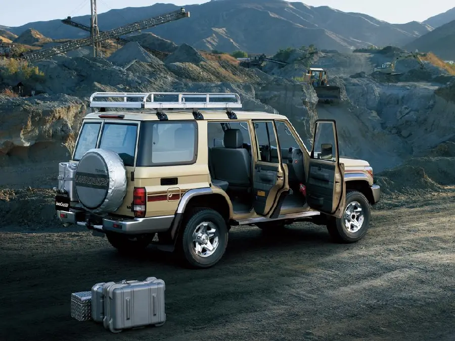 Free photo Toyota Land Cruiser 70 high model car 