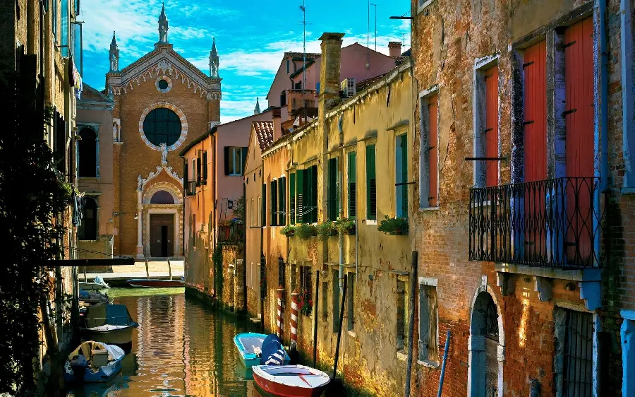 High quality photo of the water canals of Venice, Italy