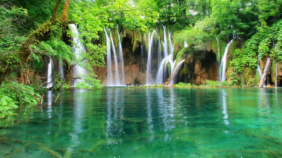 New wallpaper of beautiful waterfalls on the river for your computer