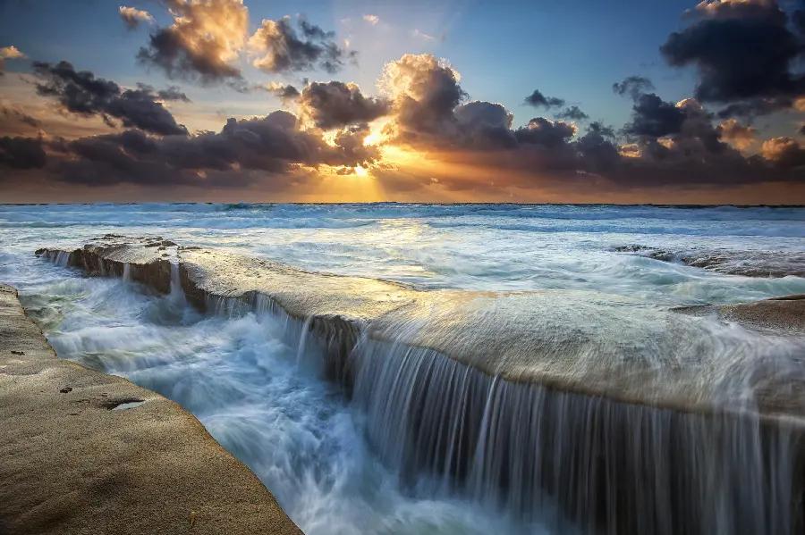 Nature wallpaper full hd of the roaring waves of the sea under the sunlight