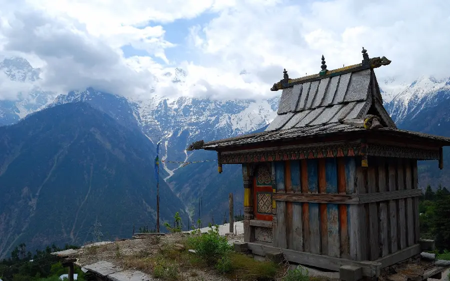 View of a small wooden temple in the spectacular heights of Tibet	