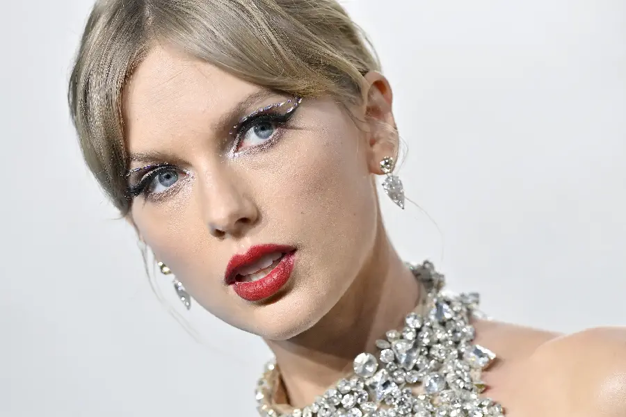 Dreamy HD Photo of Taylor Swift with Beautiful Diamond Shape
