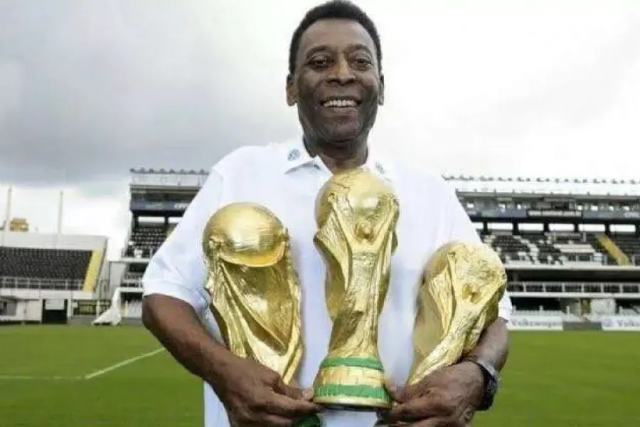 Photo of Pele next to his World Cups