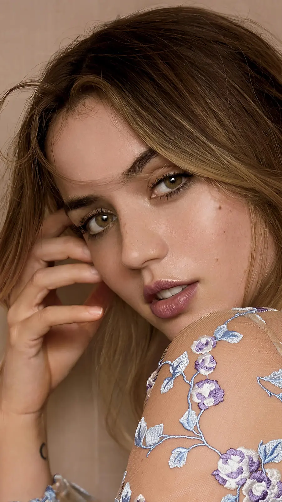 Full HD picture of Ana de Armas in a lilac lace dress