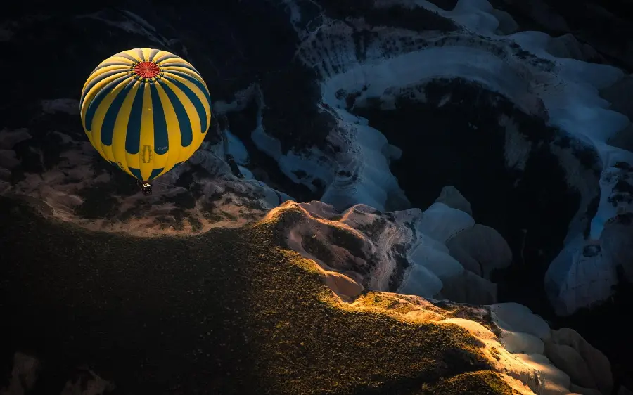 Amazing balloon wallpaper above the valley for computer