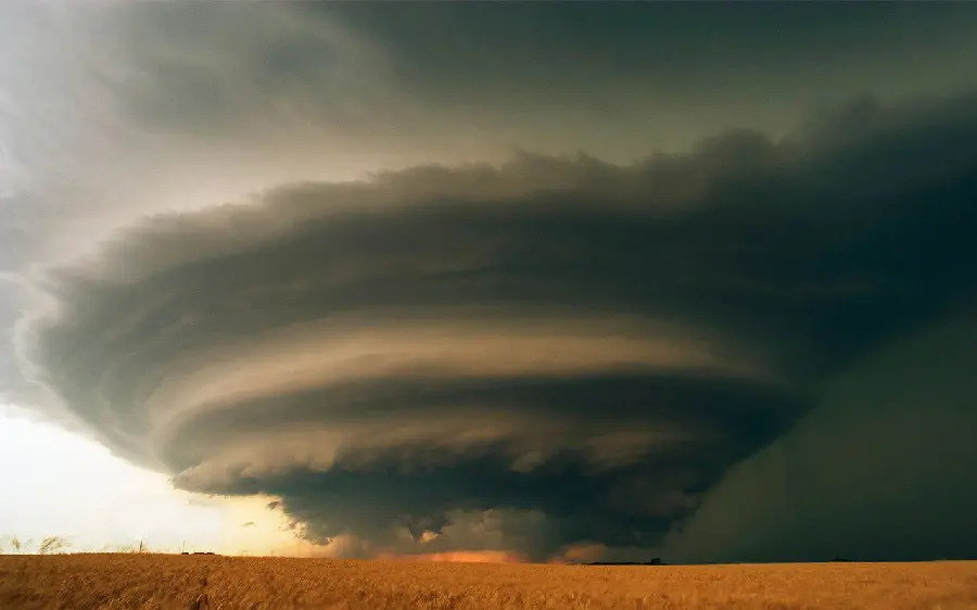 The world's largest deadly tornado wallpaper suitable for laptops