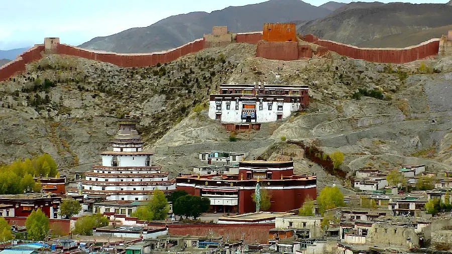 A photo of one of the largest temples in the city of Tibet with spectacular quality