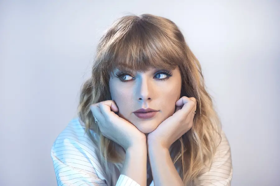 The cutest girl's profile picture with a famous celebrity face