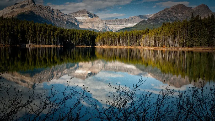 Wallpaper of a blue lake with a charming and cold mountain view
