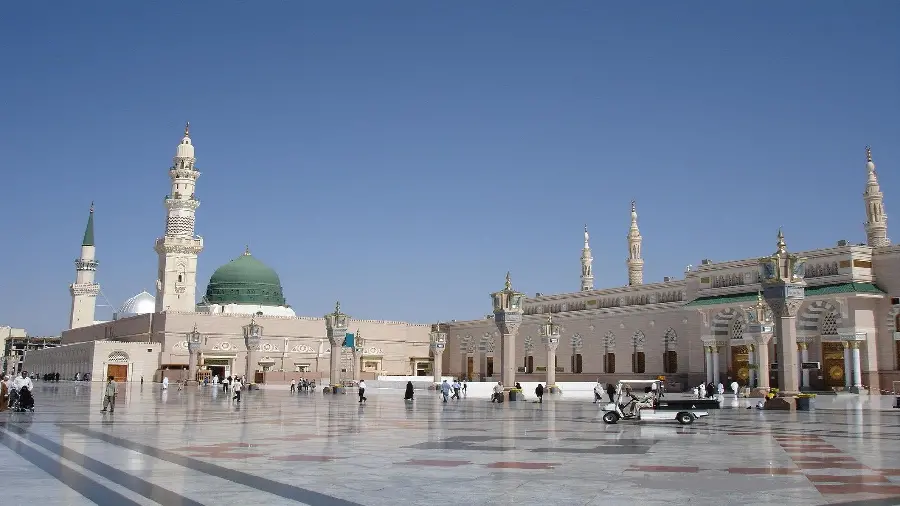 Image of the vast courtyard of the Medina Mosque in the presence of pilgrims