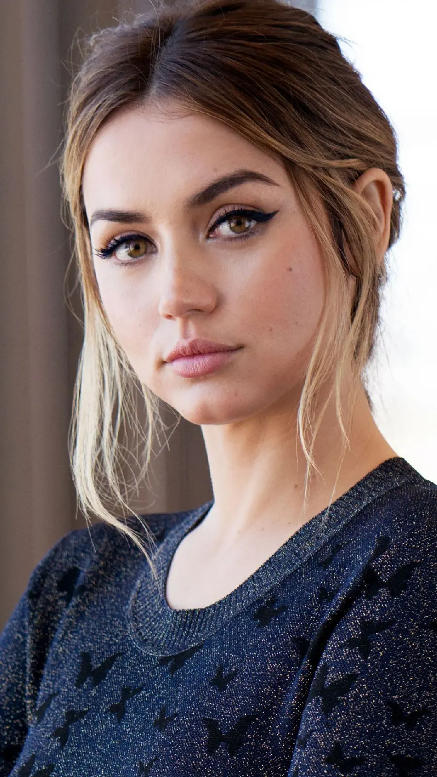 Phone wallpaper of the face of the beautiful actress Ana de Armas