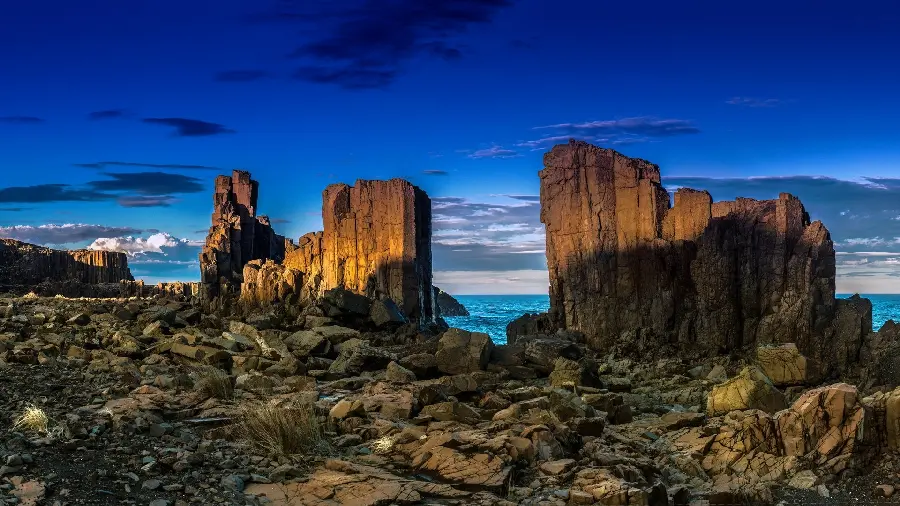 PhotoInteresting hd photo of coastal rocks in nature for printing