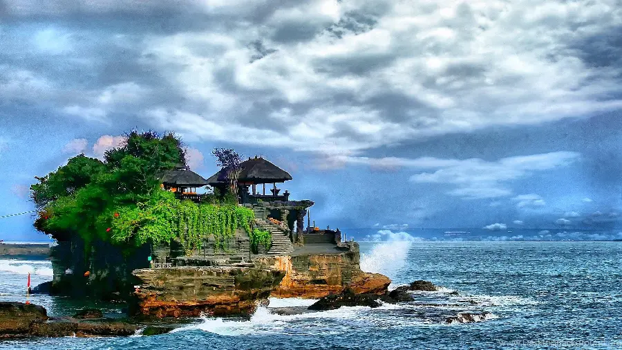 Dreamy view of the Tanah Lot building in the middle of the waters of Bali 2023