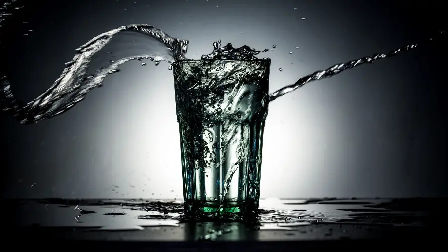Exciting Water Movements Wallpaper in a Glass for Computer