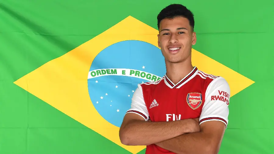 Photo of Gabriel Martinelli, Arsenal player, next to the Brazilian flag