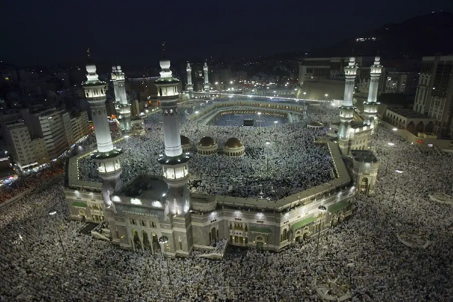 A spectacular image of the House of God in the city of Mecca at night 1402