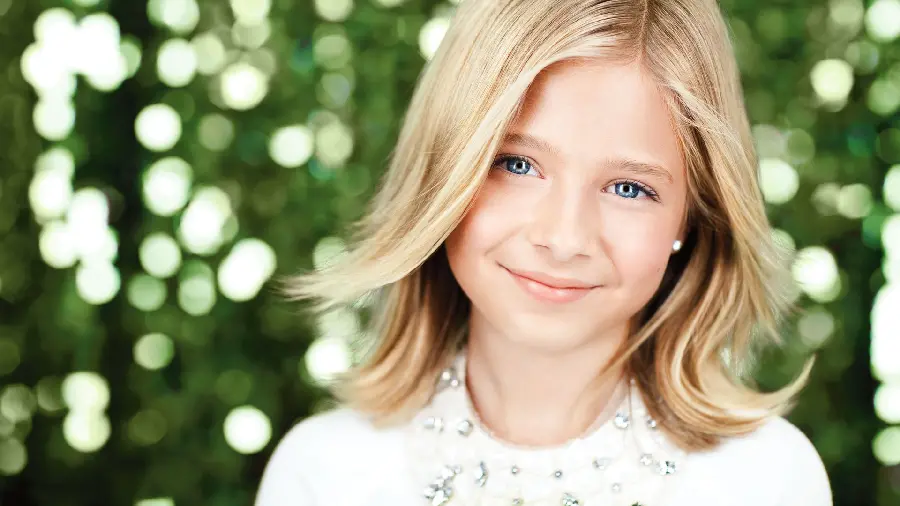 Picture of a cute and beautiful little girl with charming eyes