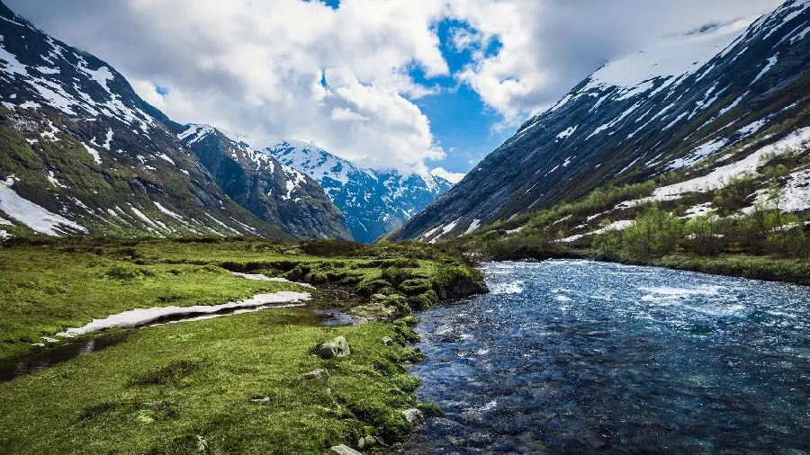 Multiple nature of Scandinavian dreamy regions in an artistic view	