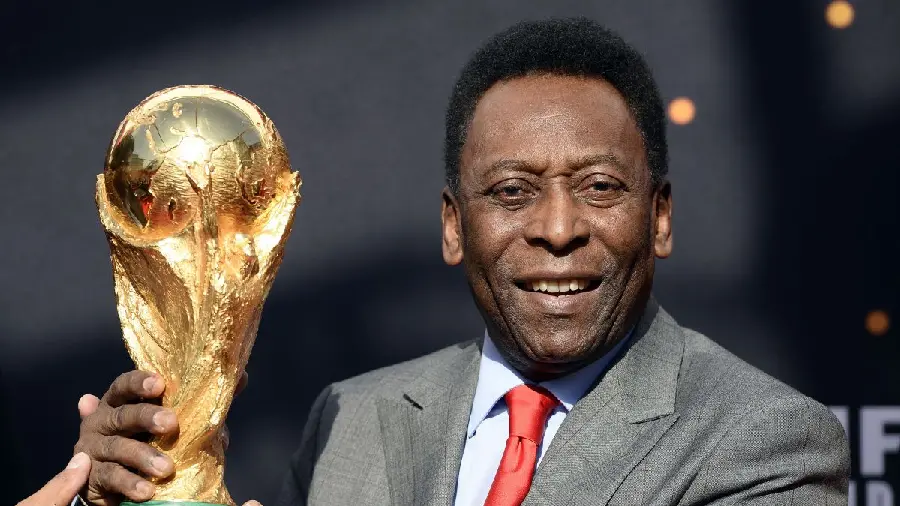 Wallpaper of Pele next to the World Cup