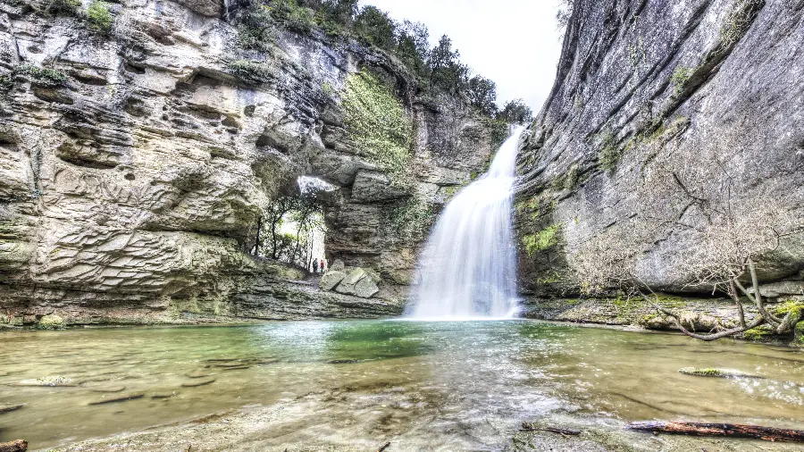 Download 8k profile picture of a pleasant view of a waterfall with cool and clear water